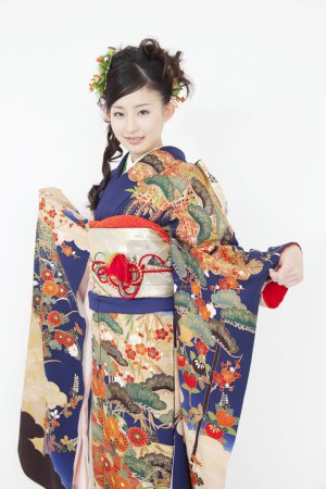 Téléchargez les photos : Belle jeune femme japonaise en costume traditionnel isolé sur blanc - en image libre de droit