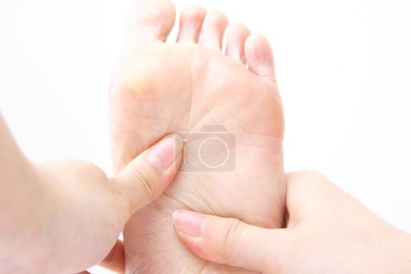 Téléchargez les photos : Gros plan du massage des pieds de la femme - en image libre de droit