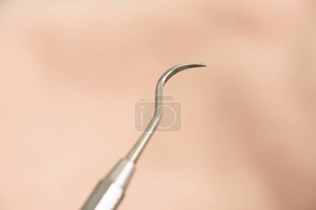 Téléchargez les photos : Vue rapprochée de l'instrument dentaire en métal. Concept de traitement dentaire - en image libre de droit