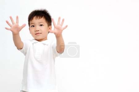 Foto de Lindo asiático niño chico con manos arriba - Imagen libre de derechos