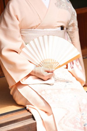 Téléchargez les photos : Gros plan vue détaillée de la femme portant kimono japonais traditionnel - en image libre de droit