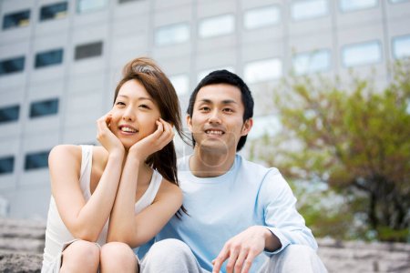 Téléchargez les photos : Heureux asiatique couple dans amour repos dans l 'parc - en image libre de droit