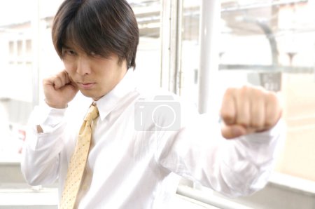 Téléchargez les photos : Portrait d'un jeune homme d'affaires boxe - en image libre de droit