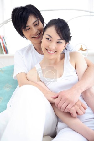 Téléchargez les photos : Jeune asiatique couple sourire sur lit - en image libre de droit