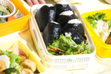 Foto de Rollos de sushi con arroz y verduras - Imagen libre de derechos