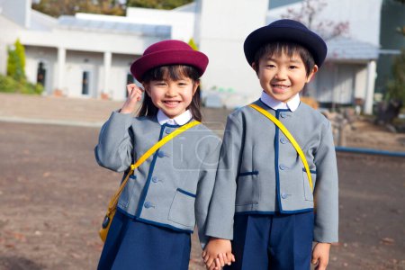 Téléchargez les photos : Deux mignons enfants japonais à l'école primaire - en image libre de droit