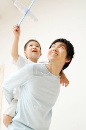 Foto de Padre jugando con hijo jugando con avión en casa - Imagen libre de derechos