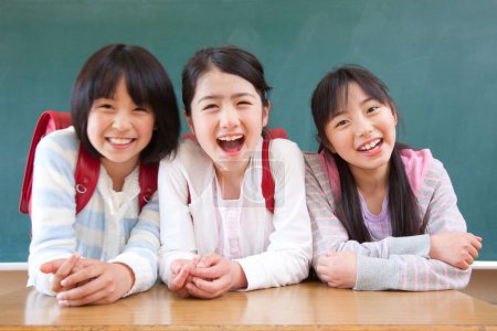 Téléchargez les photos : Portrait de mignonnes écolières japonaises en classe - en image libre de droit