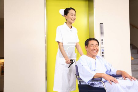 Téléchargez les photos : Senior asiatique homme avec infirmière à l'hôpital - en image libre de droit