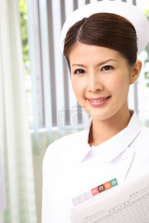 Téléchargez les photos : Portrait de belle infirmière japonaise en salle d'hôpital - en image libre de droit