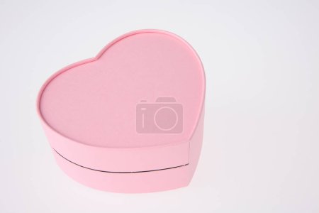 Téléchargez les photos : Boîte coeur rose sur fond blanc - en image libre de droit