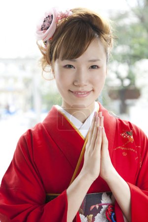 Foto de Retrato de la hermosa mujer japonesa en kimono rezando en el santuario - Imagen libre de derechos