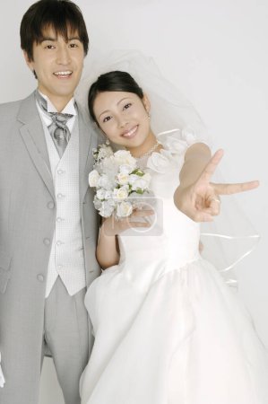 Téléchargez les photos : Japonais mariée et marié portrait - en image libre de droit