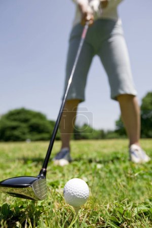 Téléchargez les photos : Femme joueur de golf sur herbe verte - en image libre de droit