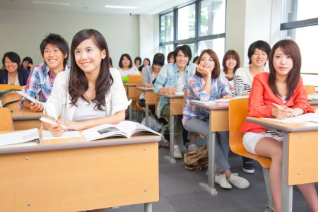 Téléchargez les photos : Étudiants asiatiques dans la salle de classe universitaire - en image libre de droit