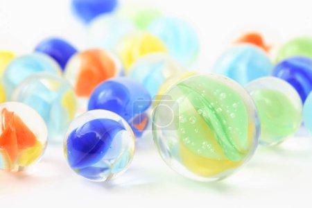 Téléchargez les photos : Vue rapprochée de belles boules de marbre colorées - en image libre de droit