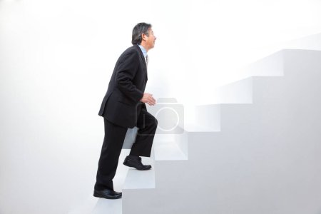 Foto de Hombre de negocios en un traje subir escaleras - Imagen libre de derechos