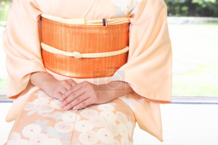 Téléchargez les photos : Gros plan vue détaillée de la femme portant kimono japonais traditionnel - en image libre de droit