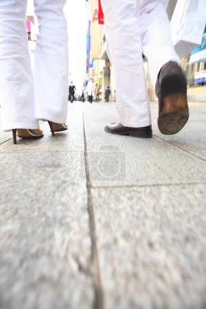 Foto de Dos personas caminando por una acera - Imagen libre de derechos