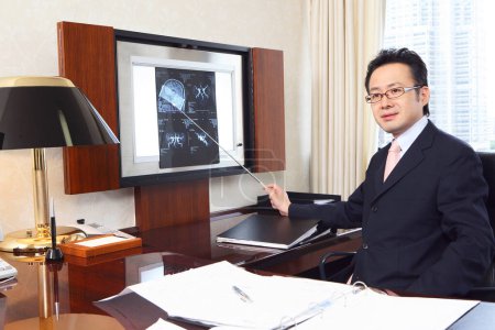 Foto de Médico japonés examinando imágenes de rayos X del paciente - Imagen libre de derechos