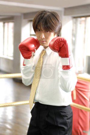 Foto de Asiático hombre de negocios usando boxeo guantes - Imagen libre de derechos