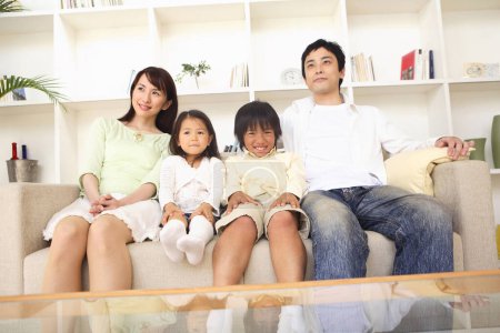 Téléchargez les photos : Portrait intérieur de belle famille asiatique - en image libre de droit