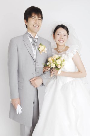 Téléchargez les photos : Japonais mariée et marié portrait - en image libre de droit