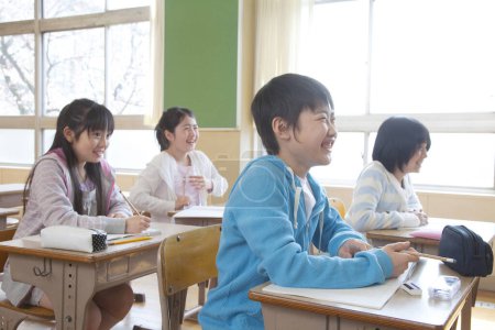 Téléchargez les photos : Des enfants japonais assis à des bureaux en classe - en image libre de droit