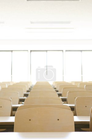 Téléchargez les photos : Chambre vide avec chaises et bureaux. Auditorium, salle de classe, auditoire - en image libre de droit