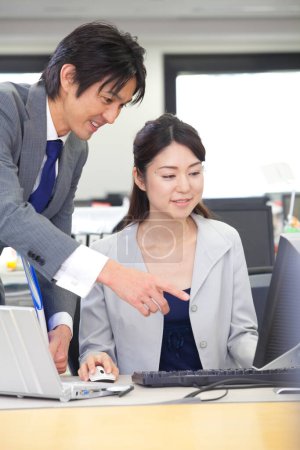 Téléchargez les photos : Un homme et une femme regardant un écran d'ordinateur - en image libre de droit