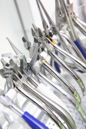 Téléchargez les photos : Vue rapprochée des instruments en métal dans le cabinet du dentiste - en image libre de droit