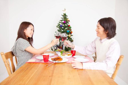 Téléchargez les photos : Fermer couple dîner avec vin rouge - en image libre de droit