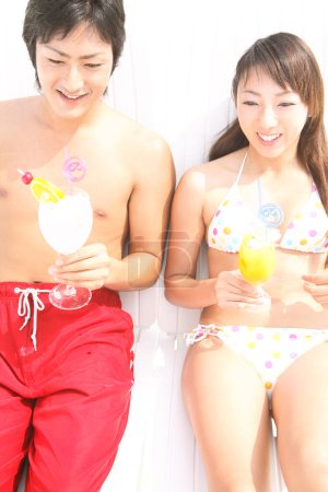Foto de Joven asiático mujer y hombre disfrutando de un verano cócteles - Imagen libre de derechos