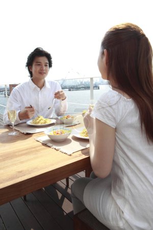 Téléchargez les photos : Couple asiatique ayant le petit déjeuner au restaurant - en image libre de droit