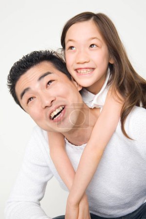 Téléchargez les photos : Asiatique père et fille avoir amusant ensemble - en image libre de droit