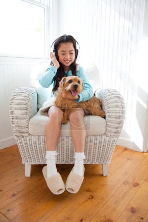 Téléchargez les photos : Mignonne petite fille asiatique avec elle Norfolk Terrier chien - en image libre de droit