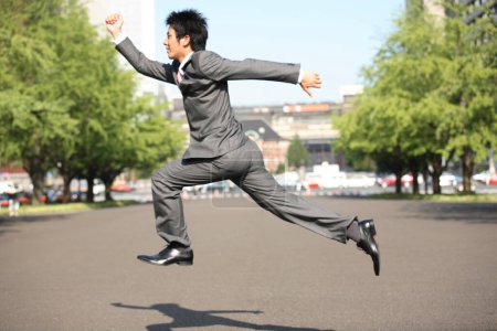Foto de Un hombre en un traje saltando en el aire - Imagen libre de derechos