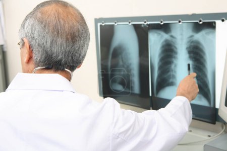 Foto de Senior asiático médico examinando x - rayo - Imagen libre de derechos