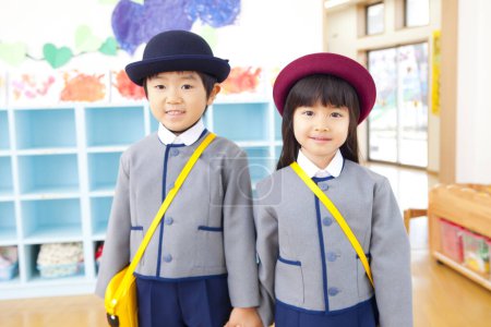 Téléchargez les photos : Deux joyeux enfants japonais à l'école primaire - en image libre de droit