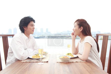 Téléchargez les photos : Jeune asiatique couple appréciant petit déjeuner ensemble - en image libre de droit