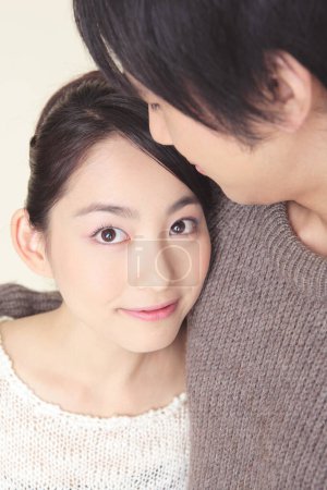 Gros portrait de couple japonais amoureux en pull d'hiver