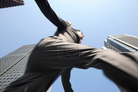 Foto de Un hombre en un traje corriendo en la ciudad - Imagen libre de derechos