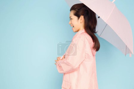 Téléchargez les photos : Femme tenant parapluie, plan studio - en image libre de droit