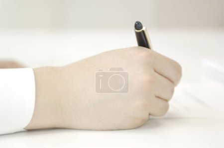 Foto de Mano de un hombre escribiendo con un bolígrafo - Imagen libre de derechos