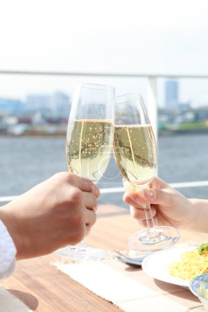Téléchargez les photos : Couple avec verres de champagne en plein air - en image libre de droit