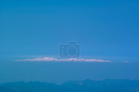 Téléchargez les photos : Chaîne de montagnes au loin - en image libre de droit