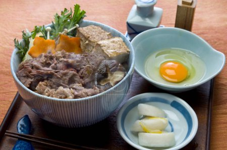 Téléchargez les photos : Pot japonais avec bœuf aux légumes et œufs - en image libre de droit