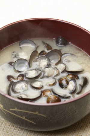 Téléchargez les photos : Vue rapprochée de la délicieuse soupe aux palourdes - en image libre de droit