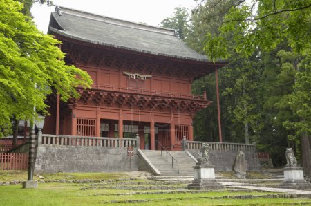 Foto de Fachada roja del templo asiático en el parque - Imagen libre de derechos