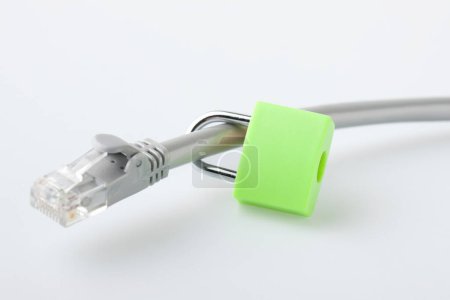 Foto de Cable de red del ordenador con bloqueo sobre fondo blanco. Concepto de conexión segura a Internet - Imagen libre de derechos